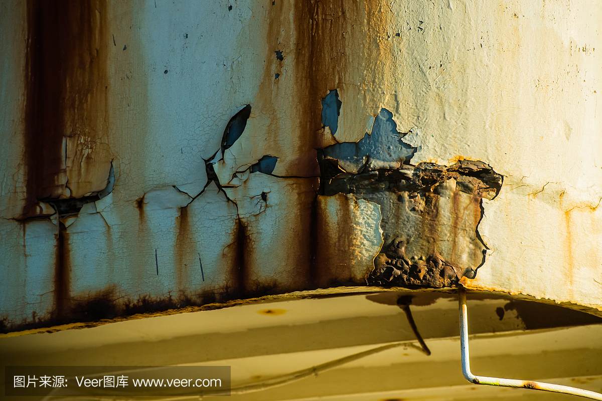 我看到一艘船在工業區的港口工作。